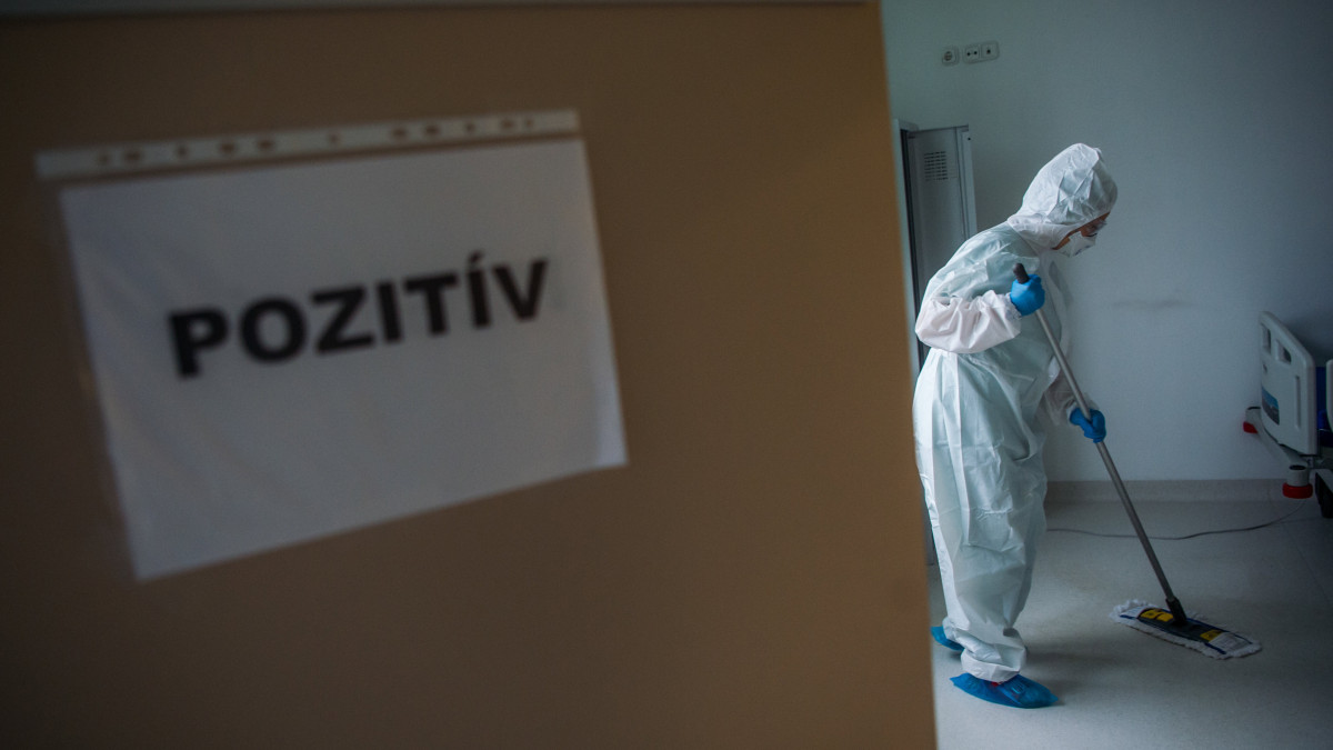 Védőruhába öltözött ápoló a koronavírussal fertőzött betegek fogadására kialakított osztályon a fővárosi Szent János Kórház Kútvölgyi tömbjében 2020. december 15-én.