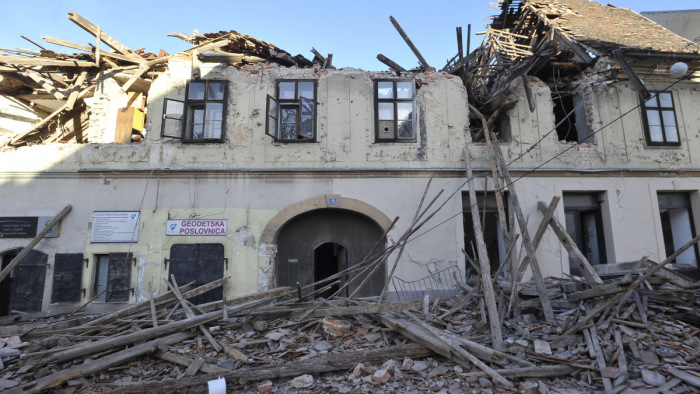 Komplett településeket tolt el a horvátországi földrengés