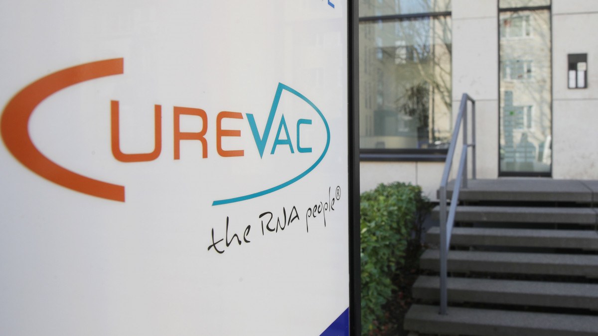 A 2020. június 17-én közreadott képen a CureVac német biotechnológiai vállalat logója a cég frankfurti irodaházánál 2020. március 15-én. Sajtójelentések szerint a CureVac elkezdi az általuk kifejlesztett koronavírus elleni oltás klinikai tesztjeit.