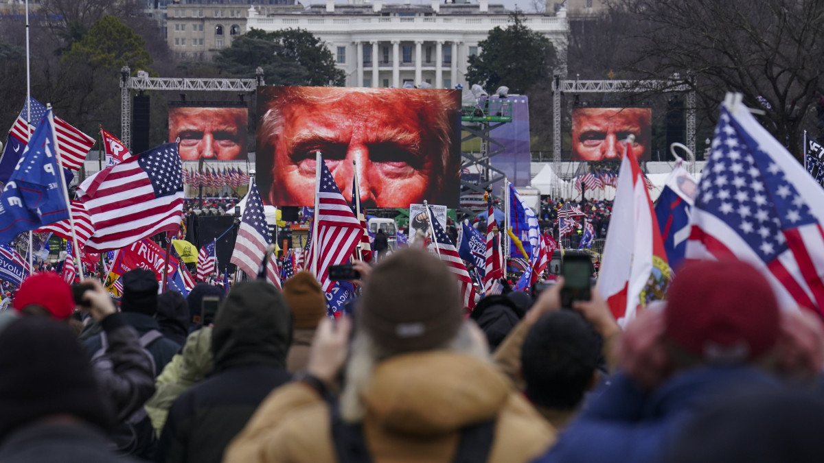 Donald Trump republikánus párti amerikai elnök támogatói tüntetnek a washingtoni Nemzeti Mallon 2021. január 6-án, amikor a kongresszus összeül, hogy hivatalosan is véglegesítse a demokrata párti jelölt, Joe Biden győzelmét hozó november 3-i elnökválasztás eredményét.