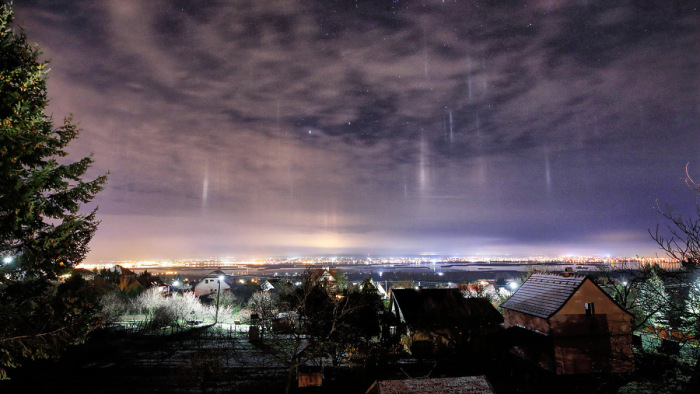 Látványos fényoszlopok jelentek meg a Balatonnál is