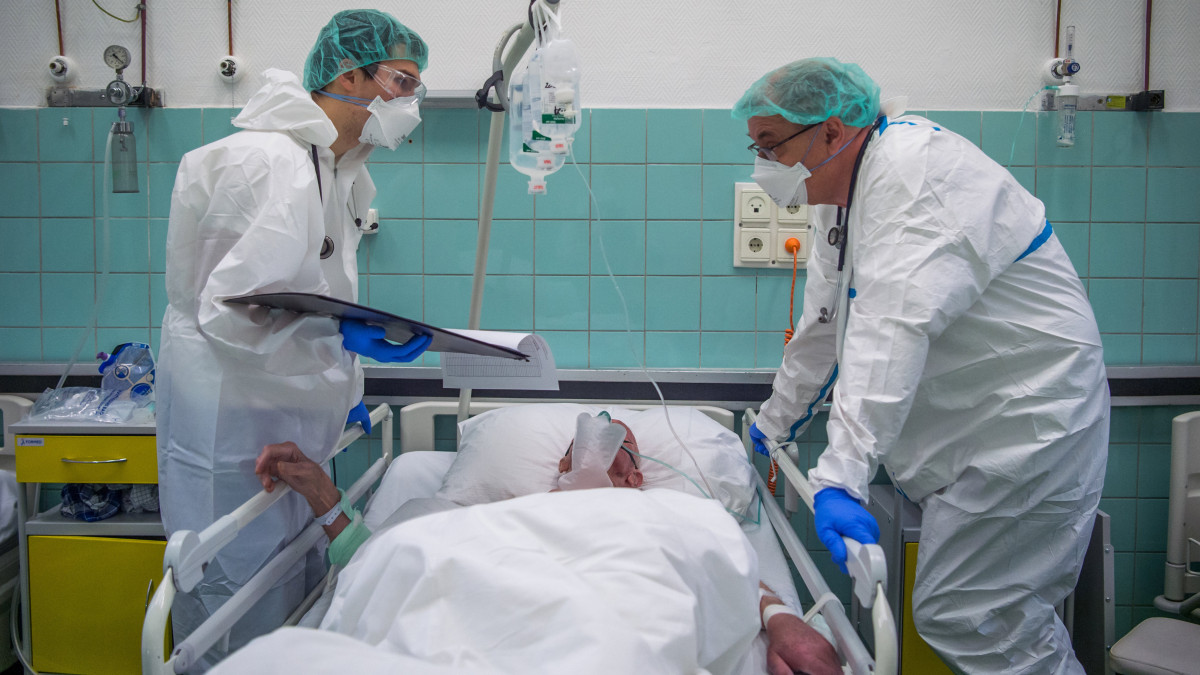 Védőruhába öltözött orvosok a koronavírussal fertőzött betegek fogadására kialakított osztályon a fővárosi Szent János Kórházban 2020. december 15-én.