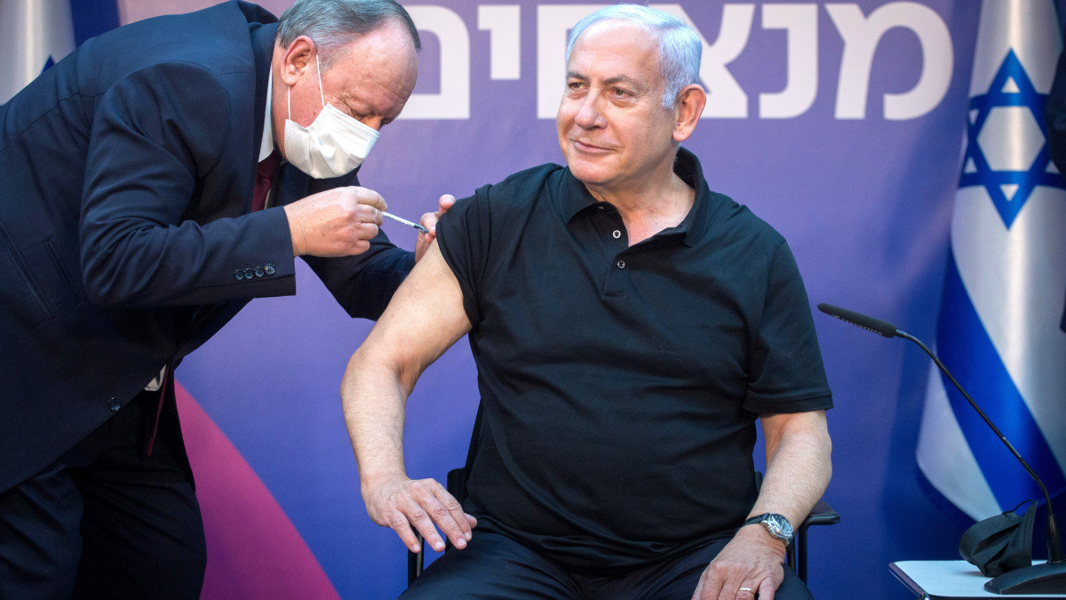 Benjámin Netanjahu izraeli miniszterelnök beoltatja magát az új koronavírus ellen a ramat-gani Seba kórházban 2021. január 9-én.