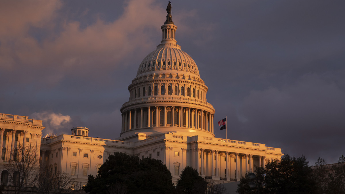 Az amerikai törvényhozás, a kongresszus washingtoni épülete, a Capitolium naplementekor, 2020. november 30-án.