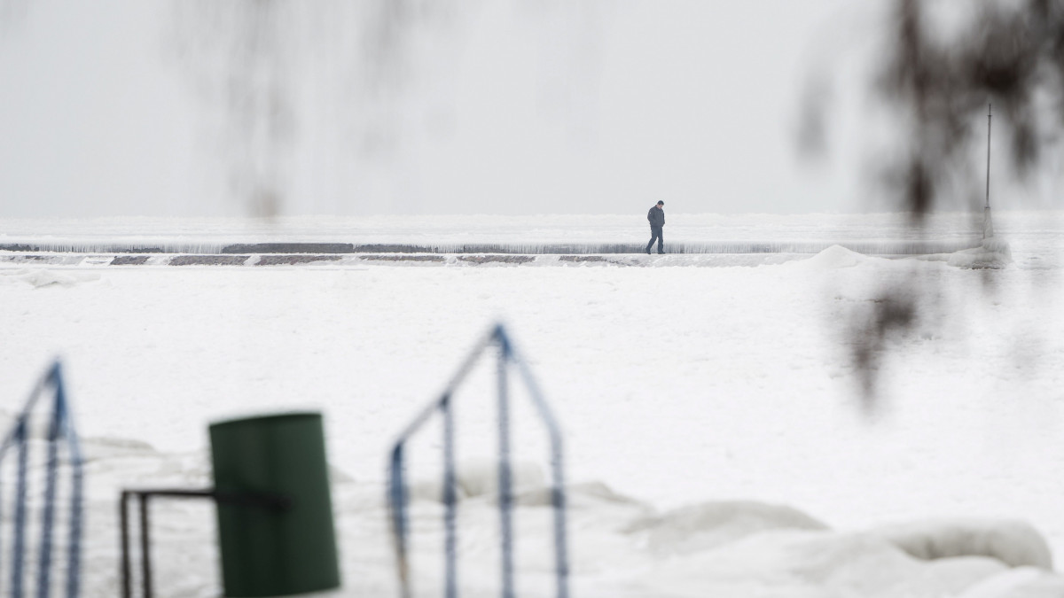 A befagyott Balaton Siófok-Szabadifürdőnél 2018. március 1-jén.