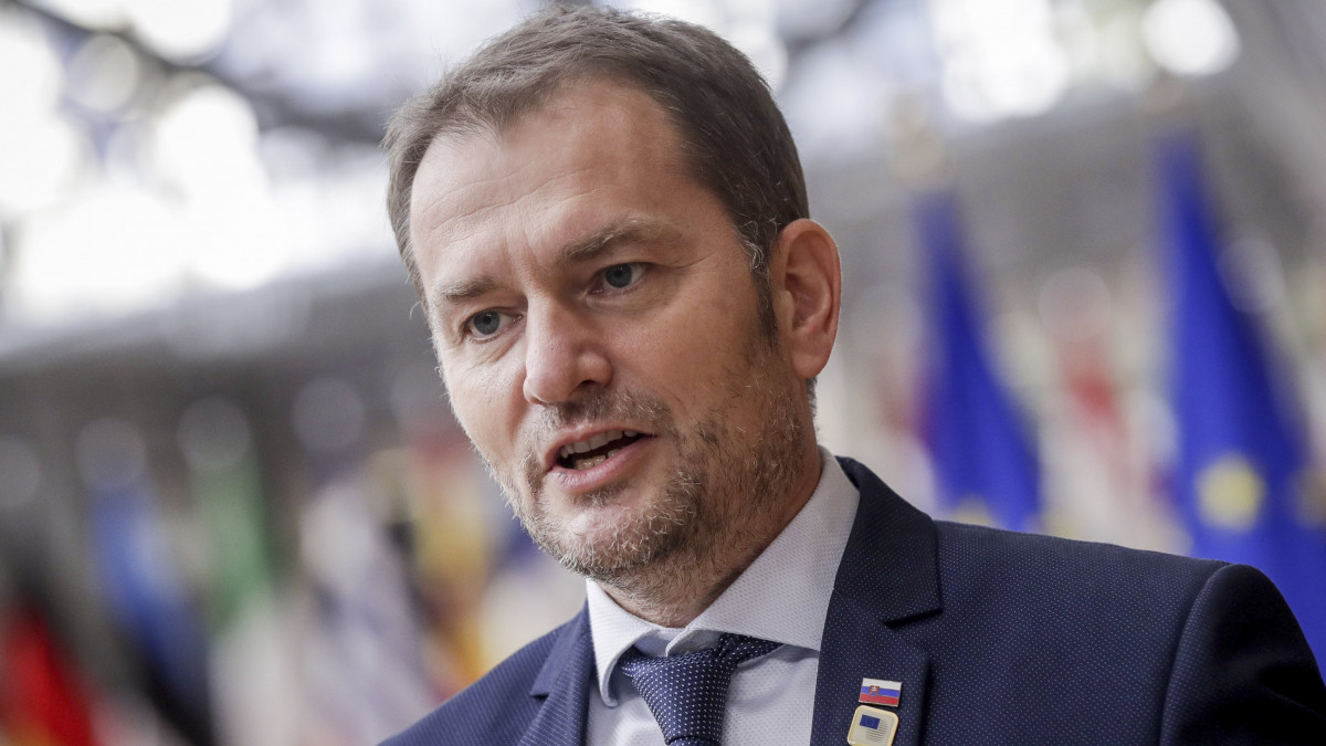 A 2020. december 18-án közreadott képen Igor Matovic szlovák miniszterelnök az EU-csúcstalálkozóra érkezik Brüsszelben október 15-én. A TASR szlovák közszolgálati hírügynökség közleménye szerint Matovicnak december 18-án pozitív lett a koronavírustesztje, egy nappal azt követően, hogy Emmanuel Macron francia elnök bejelentette, hogy megfertőződött a koronavírussal.