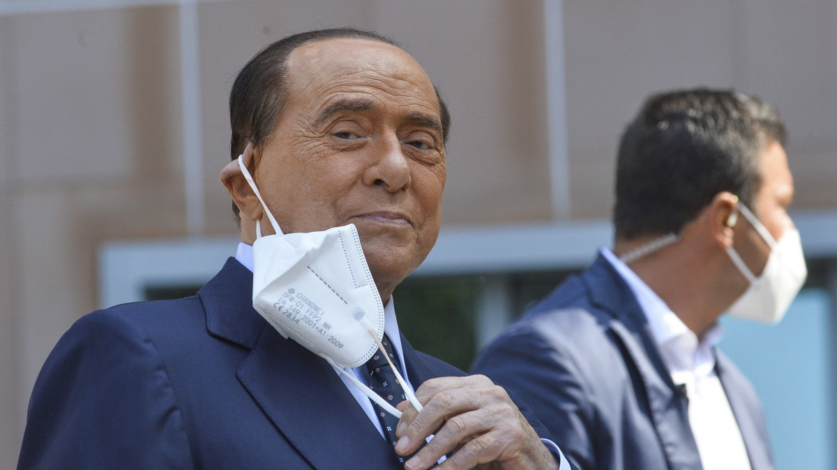 Silvio Berlusconi volt olasz miniszterelnök, az ellenzéki jobbközép Forza Italia (Hajrá Olaszország) párt vezetője távozik a milánói San Raffaele Kórházból 2020. szeptember 14-én. Berlusconit az új koronavírus okozta Covid-19 betegséggel, illetve kétoldali tüdőgyulladással kezelték.