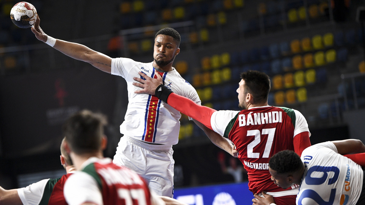 Bánhidi Bence (j2) és Leandro Semedo, a Zöld-foki Köztársaság játékosa (k) a férfi kézilabda-világbajnokság csoportkörének első fordulójában, az A csoportban játszott Magyarország - Zöld-foki Köztársaság mérkőzésen Kairóban 2021. január 15-én.