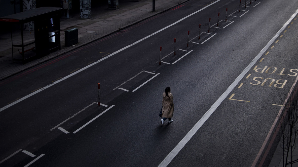 Kihalt utcán sétál egy nő London Westminster nevű negyedében 2021. január 12-én. A koronavírus új változata terjedésének megfékezésére a brit kormány hathetes zárlatot rendelt el egész Angliában.