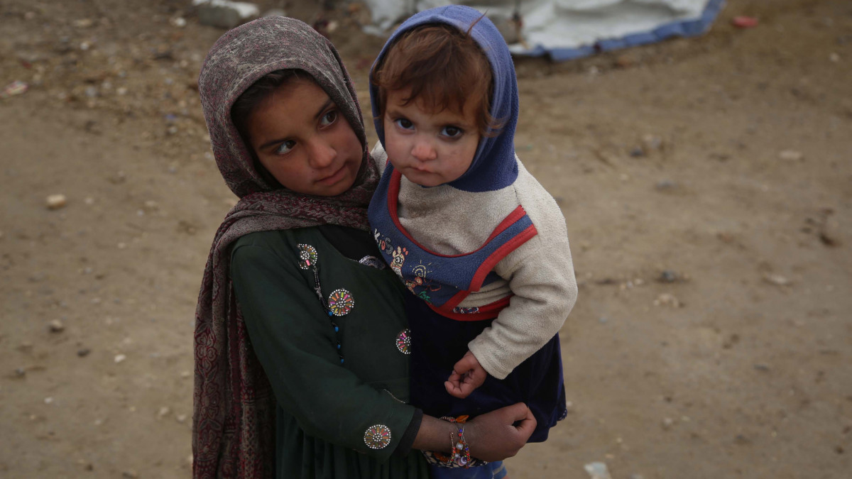 A tálibok és az Iszlám Állam dzsihadista szervezet elleni harcok miatt otthonukból elmenekült afgán családok gyerekei a kelet-afganisztáni Nangarhar tartományban lévő Szárhudban számukra létesített ideiglenes menedékhelyen 2020. november 26-án. A Save the Children (Mentsük meg a Gyerekeket) nevű nemzetközi segélyszervezet jelentése szerint több mint 26 ezer gyerek vált az Afganisztánban dúló harcok áldozatává 2005 és 2019 között.