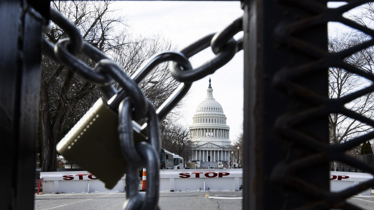 Lakat a biztonsági kerítésen, amellyel az utakat zárták le a washingtoni Capitolium környékén 2021. január 16-án. Joe Biden megválasztott amerikai elnök január 20-i beiktatási ünnepségének zavartalansága érdekében fokozott biztonsági intézkedéseket léptettek életbe, valamint legalább 20 ezer nemzeti gárdista biztosítja az eseményt, miután január 6-án Donald Trump hivatalából távozó elnök támogatói erőszakkal behatoltak a Capitoliumba.