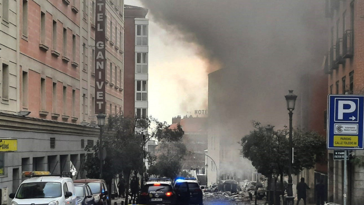 Füst száll fel egy utcában, miután egy robbanás következtében összedőlt egy épület Madrid belvárosában  2020. január 20-án. A helyi sajtó szerint többen megsérültek. A Reuters hírügynökség szemtanúkra hivatkozva közölte, hogy a rendőrség megkezdte a környék evakuálását, a többi között egy idősek otthonából menekítették ki az embereket.