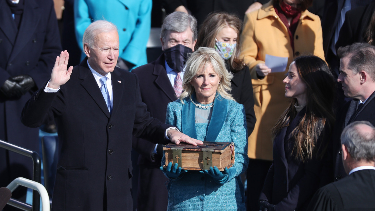 Joe Biden leteszi hivatali esküjét John Roberts, a legfelsőbb bíróság elnöke előtt a törvényhozás washingtoni épületének, a Capitoliumnak a nyugati homlokzatánál tartott beiktatási ünnepségen 2021. január 20-án. Jobbról felesége, Jill Biden kezében a Bibliával. Joe Biden az Egyesült Államok 46. elnöke. 