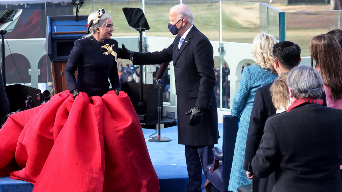 Joe Biden megválasztott amerikai elnök (j) üdvözli Lady Gaga amerikai énekesnőt, mielőtt Lady Gaga elénekli az Amerikai Egyesült Államok himnuszát az elnöki beiktatási ünnepség helyszínén, a washingtoni Capitolium nyugati homlokzata előtt felállított színpadon 2021. január 20-án. A 78 éves Biden az Egyesült Államok 46. elnöke lesz.