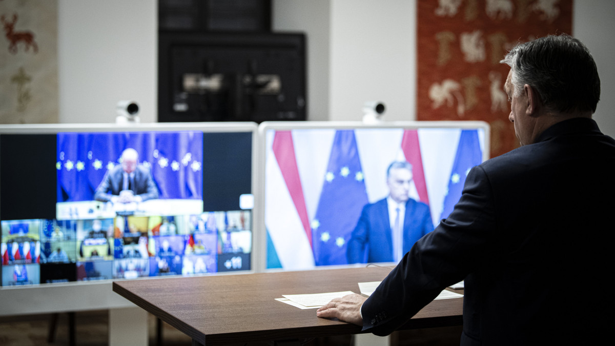 A Miniszterelnöki Sajtóiroda által közreadott képen Orbán Viktor miniszterelnök az Európai Unió tagállamai vezetőinek videókonferenciáján a Karmelita kolostorban 2021. január 21-én. A megbeszélés középpontjában a koronavírus-járvánnyal kapcsolatos intézkedések koordinálása, valamint a beoltás felgyorsításának szükségessége áll.