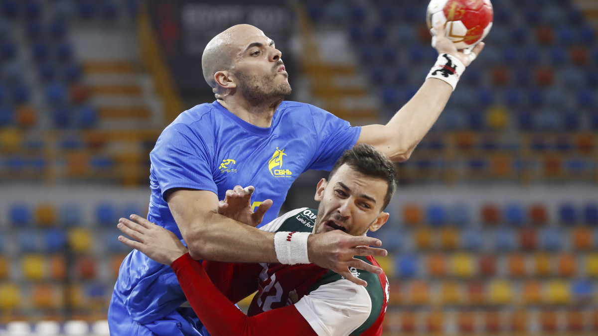 Stefan Sunejko (b) és a brazil Gustavo Rodrigues a férfi kézilabda-világbajnokság középdöntője I. csoportjában játszott Magyarország-Brazília mérkőzésen Kairóban 2021. január 21-én.