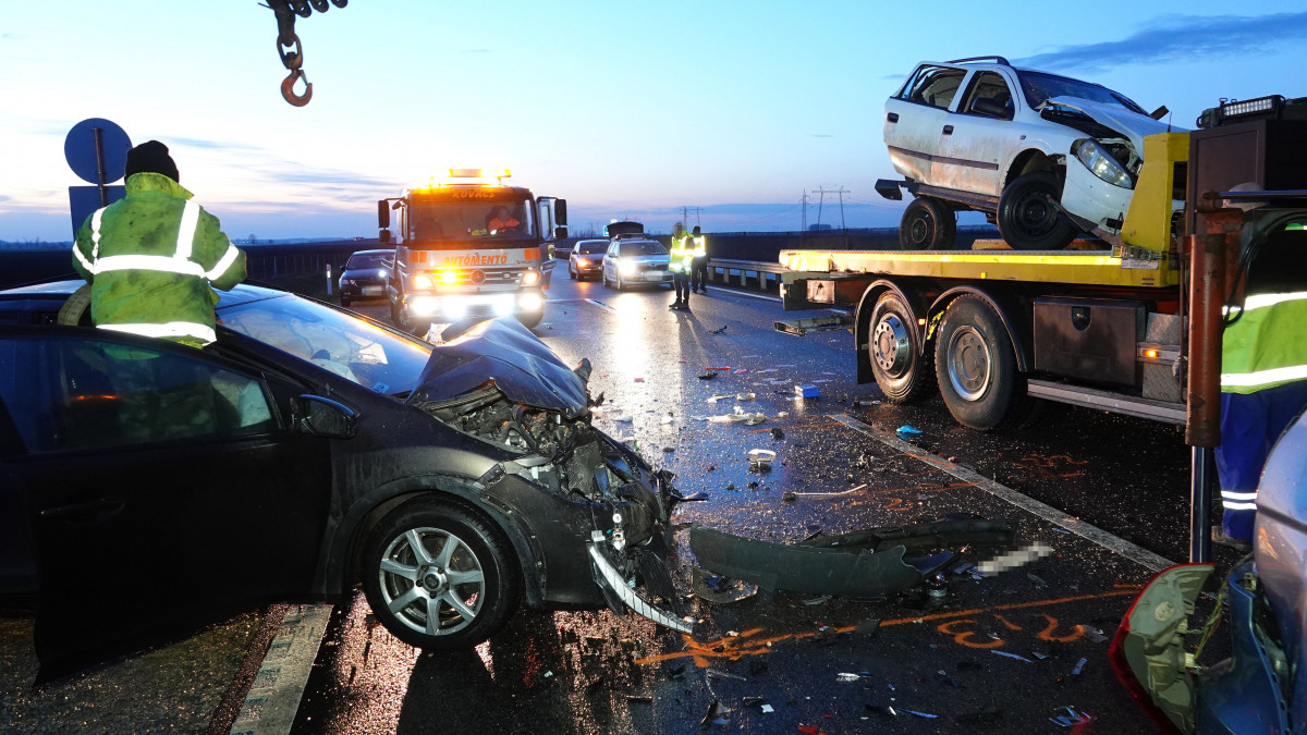 Összeroncsolódott személygépkocsik az M4-es autóúton Abonynál 2021. január 22-én. Egy román teherautó közlekedett Budapest irányából Szolnok felé az M4-es autóút 90-es kilométerénél, amikor eddig tisztázatlan okból négy személygépkocsinak ütközött, majd azokat egy kamionnak tolta. Az egyik gépkocsit vezető férfi olyan súlyosan megsérült, hogy a helyszínen meghalt.