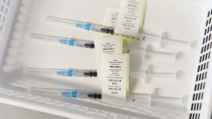 Müller Cecília: hozzányúlhatnak a második oltásra félretett vakcinákhoz