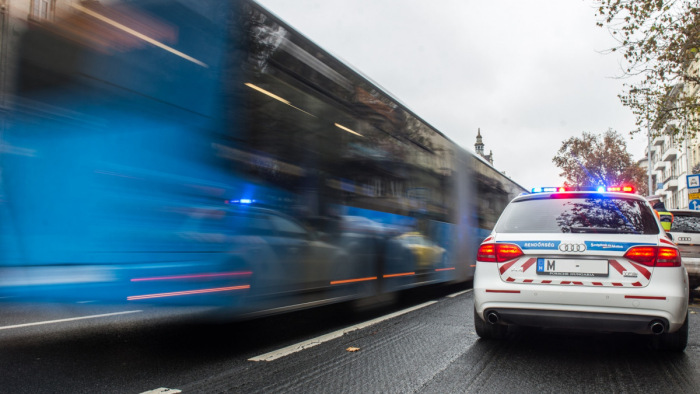 Rendőrök lepik el a BKK járatait