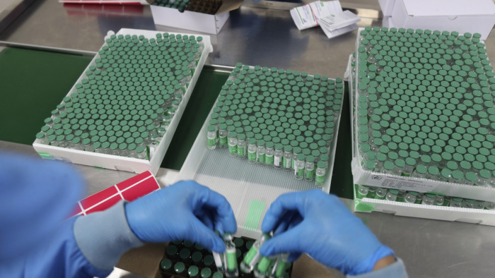 Késlelteti az AstraZeneca-oltások szállítását a legnagyobb vakcinagyártó