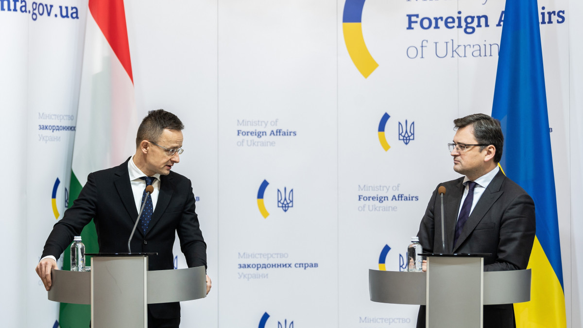 A Külgazdasági és Külügyminisztérium által közzétett képen Szijjártó Péter magyar (b) és Dmitro Kuleba ukrán külügyminiszter sajtótájékoztatót tart Kijevben 2021. január 27-én.