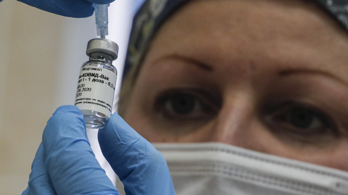 Egészségügyi dolgozó egy koronavírus (SARS-CoV-2) elleni vakcinát tartalmazó fiolát tart a kezében, mielőtt beadná egy önkéntentes egy moszkvai kórházban 2020. szeptember 17-én. Az új vakcinát Szputnyik V néven regisztrálták és most kezdik a tömeges tesztelést.