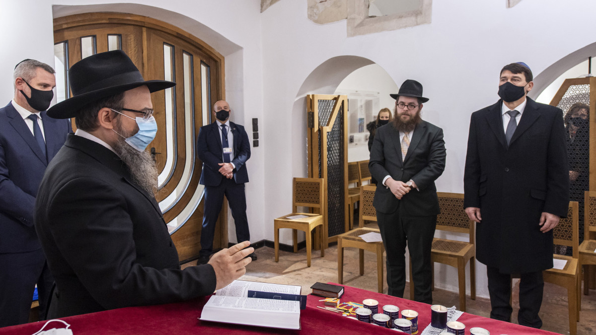 Tóth Gábor, az az Egységes Magyarországi Izraelita Hitközség (EMIH) kabinetfőnöke, Oberlander Báruch, a Budapesti Ortodox Rabbinátus és a Chabad-Lubavics irányzat magyarországi vezetője, Köves Slomó, az EMIH vezető rabbija és Áder János köztársasági elnök (b-j) a holokauszt nemzetközi emléknapja alkalmából tartott rendezvényen a budavári zsinagógában 2020. január 27-én.