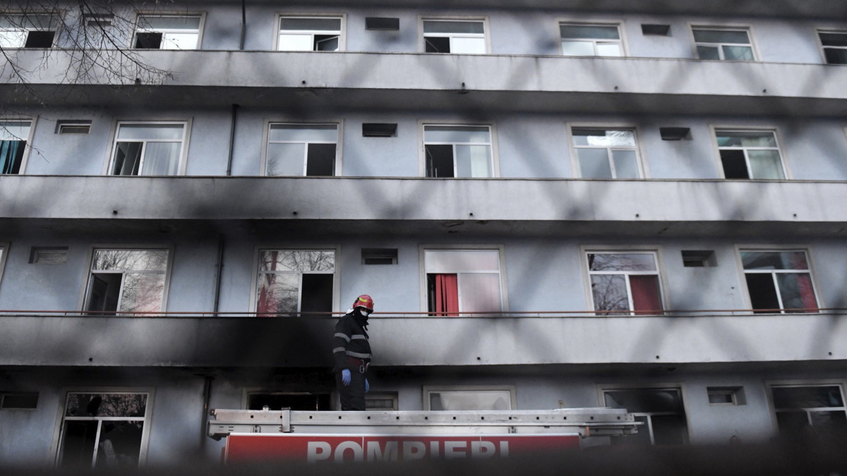 Tűzoltóautó tetején áll egy tűzoltó a bukaresti Matei Bals járványtani kórház épületénél 2021. január 29-én, miután hajnalban az épület földszintjén kigyulladt a koronavírusos betegeket ellátó kórtermek egyike. A román hatóságok közlése szerint négy beteg életét vesztette, további 120 pácienst más kórházakban helyeztek el.