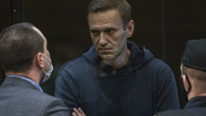 Alekszej Navalnijt két és fél év büntetőtelepre ítélték