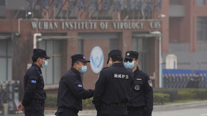 Kína nem várt a WHO-ra: ismertették a vírus eredetének teóriáit