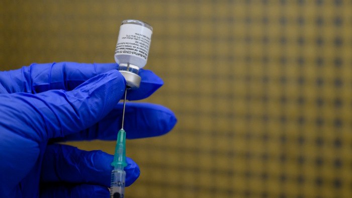 Brüsszel szerint az unió áprilistól havi 100 millió adag vakcinával számolhat