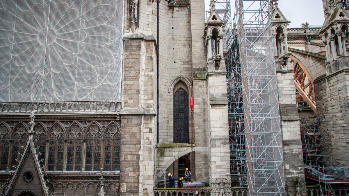 Helyreállítást előkészítő munkálatokat végeznek a párizsi Notre-Dame székesegyházon 2019. október 15-én. A gótikus katedrális huszártornya és gerendázata megsemmisült az április 15-i tűzvészben. Szakemberek szerint a helyreállítás mintegy öt évet vesz majd igénybe.