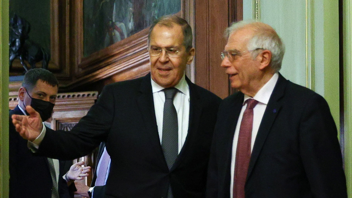 Az orosz külügyminisztérium által közreadott képen Szergej Lavrov orosz külügyminiszter (j) fogadja Josep Borrellt, az Európai Unió kül- és biztonságpolitikai főképviselőjét Moszkvában 2021. február 5-én.