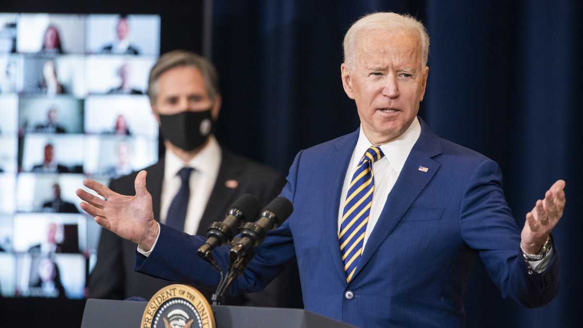Joe Biden amerikai elnök a külpolitikájáról beszél a washingtoni külügyminisztériumban 2021. február 4-én.