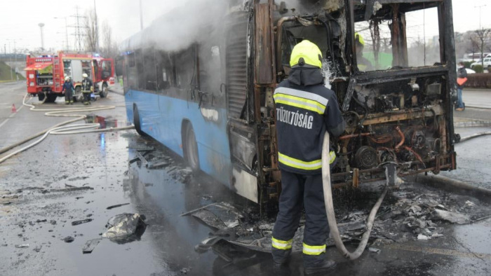 Lángba borult egy BKK-busz Újbudán – képek