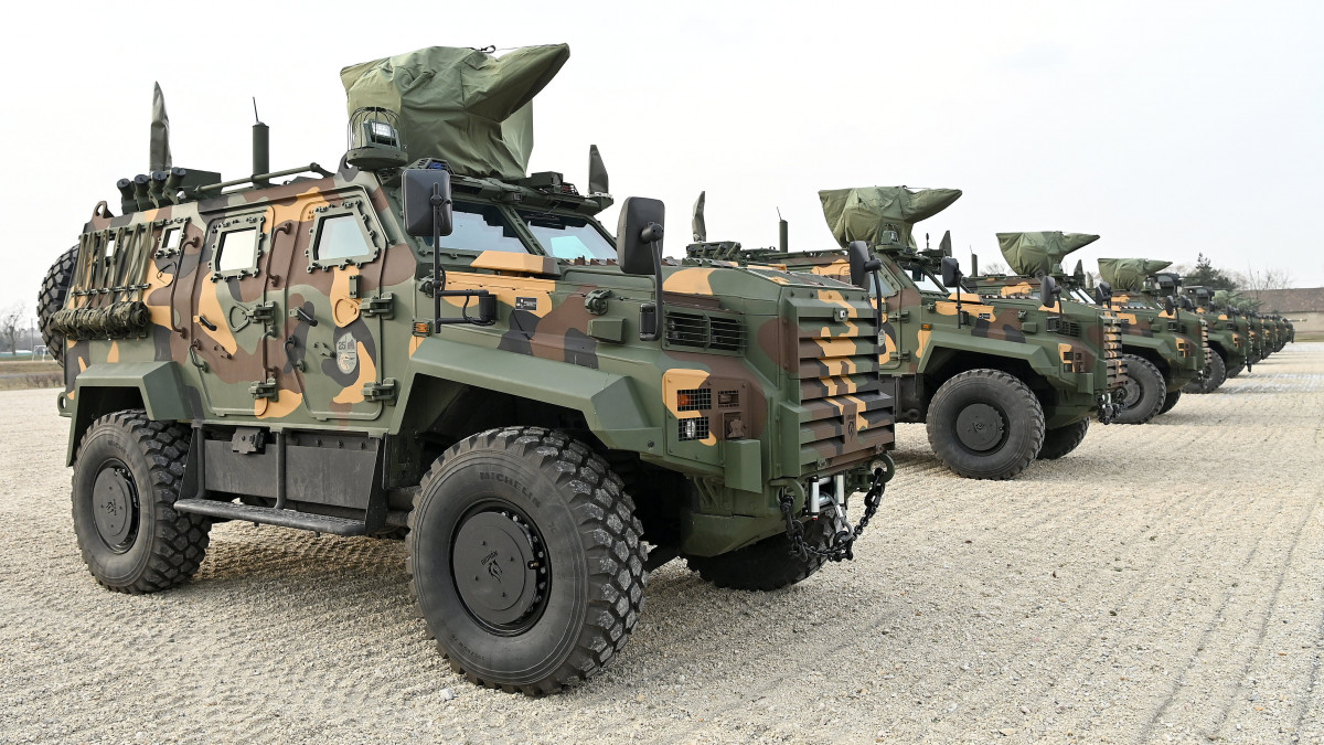 Az első tíz Gidrán típusú, támogató feladatú páncélozott jármű átadása a 25. Klapka György Lövészdandár laktanyájában 2021. február 11-én. A török gyártótól hamarosan további negyven jármű érkezik Tatára.