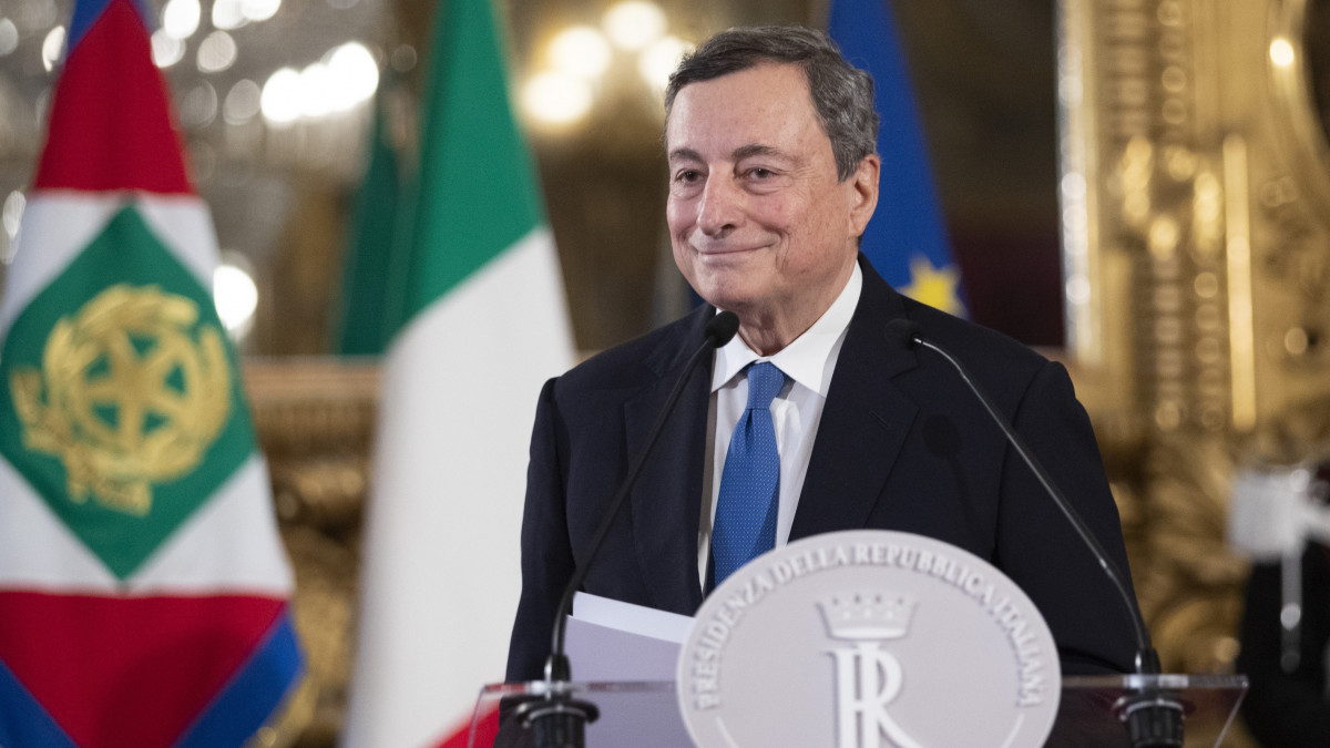 Mario Draghi, az Európai Központi Bank volt elnöke sajtótájékoztatót tart a római Quirinale elnöki palotában 2021. február 3-án, miután Sergio Mattarella olasz államfő felkérte őt egy szakértői kormány megalakításra. Olaszországban január közepén robbant ki a kormányválság, és a többség egyben tartására irányuló egyeztetések kudarcba fulladtak.