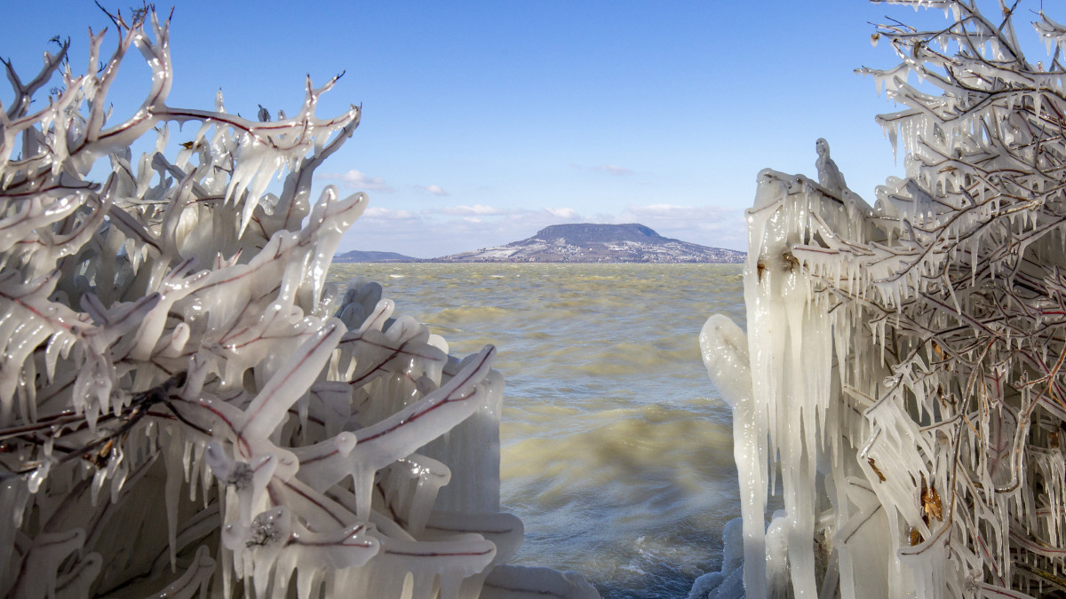 Faágakra fagyott jég Fonyódon, a Balaton-parton 2021. február 12-én.