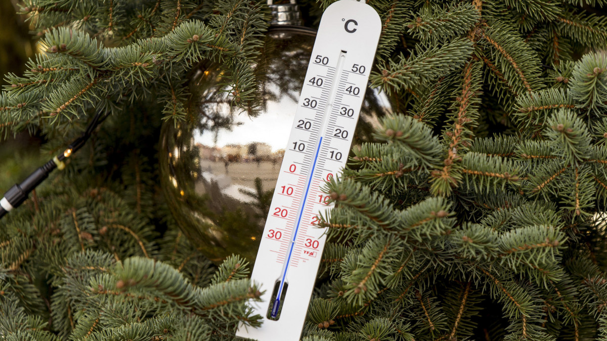 19 Celsius-fokot mutat egy hőmérő Győrben 2019. december 18-án. Szokatlanul enyhe az időjárás kontinensünk nagy részén. Magyarországon 19-én a legmagasabb nappali hőmérséklet többnyire 8 és 16 fok között várható.