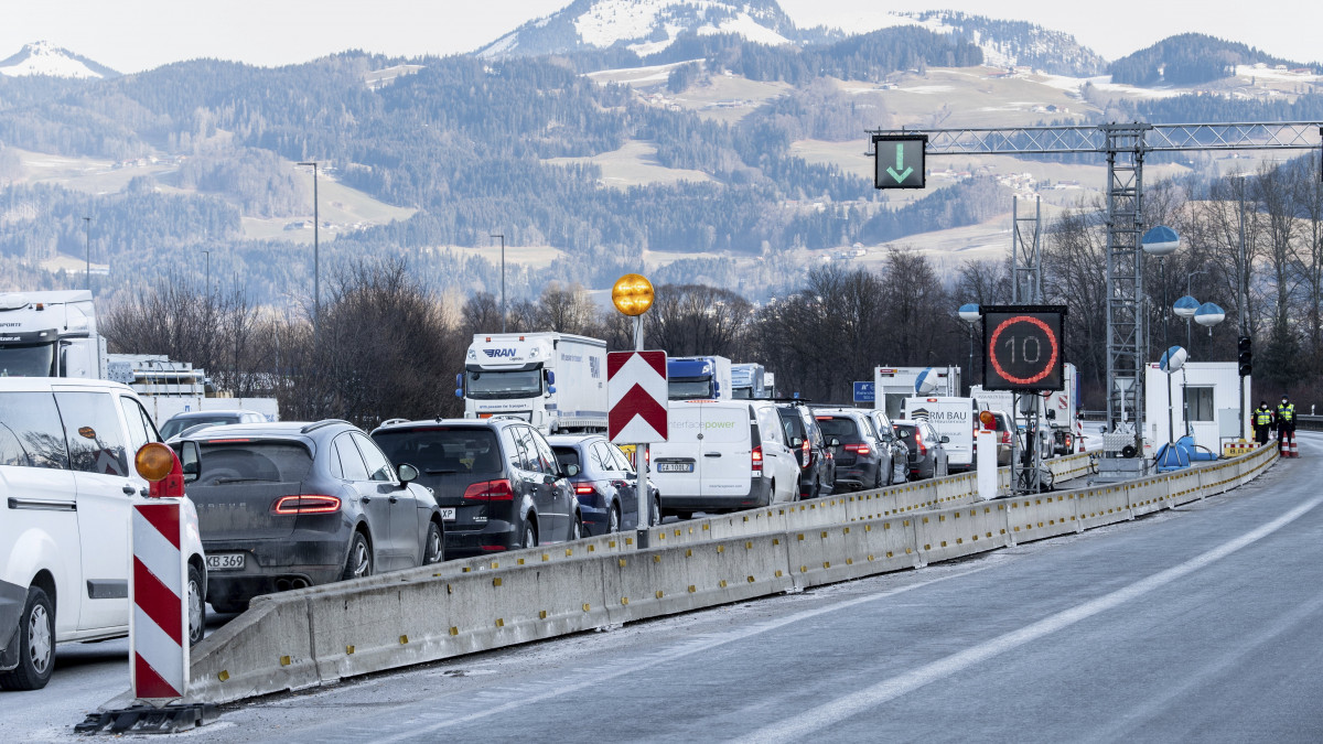 Ausztriából érkező autók torlódnak az A 93-as autópályán, a német határon, Kiefersfelden térségében 2021. február 15-én. Az előző nap lépet hatályba az a német rendelkezés, amely a koronavírus-járvány miatt szigorítja a belépést az osztrák Tirol tartományból.
