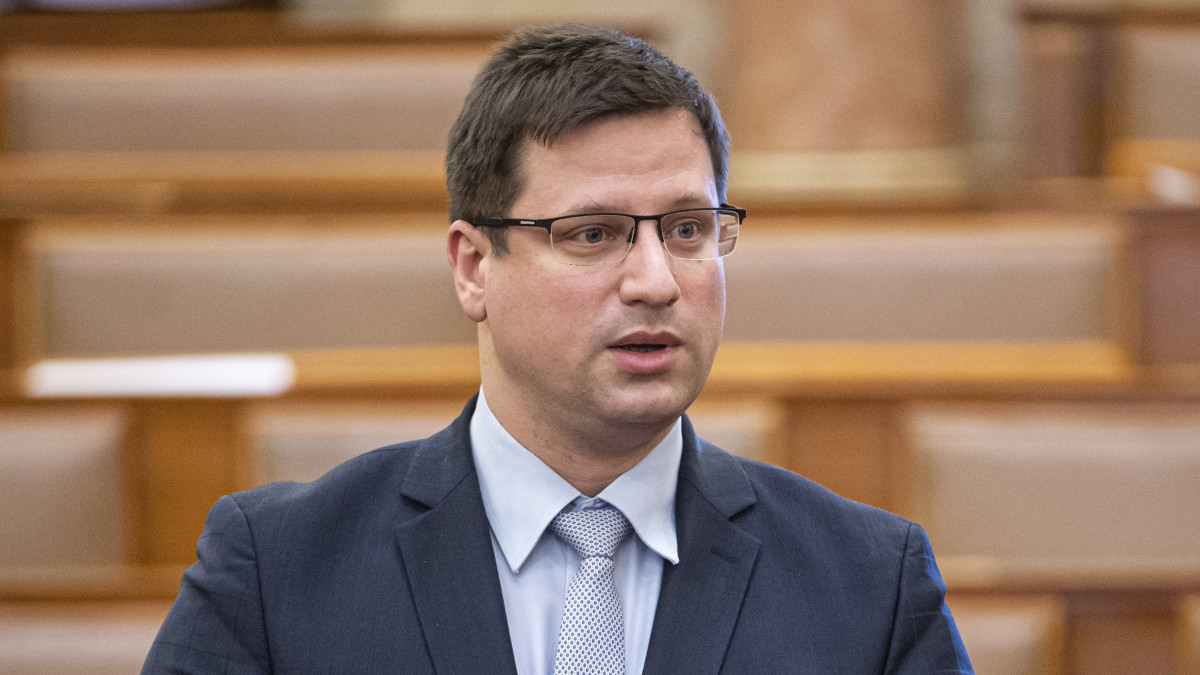 Gulyás Gergely Miniszterelnökséget vezető miniszter azonnali kérdésre válaszol az Országgyűlés plenáris ülésén 2021. február 15-én.