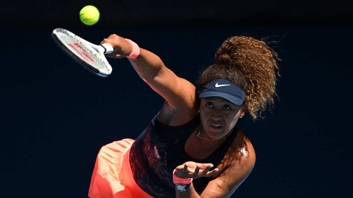 A japán Oszaka Naomi az amerikai Serena Williams ellen játszik az ausztrál nemzetközi teniszbajnokság női egyesének elődöntőjében Melbourne-ben 2021. február 18-án.