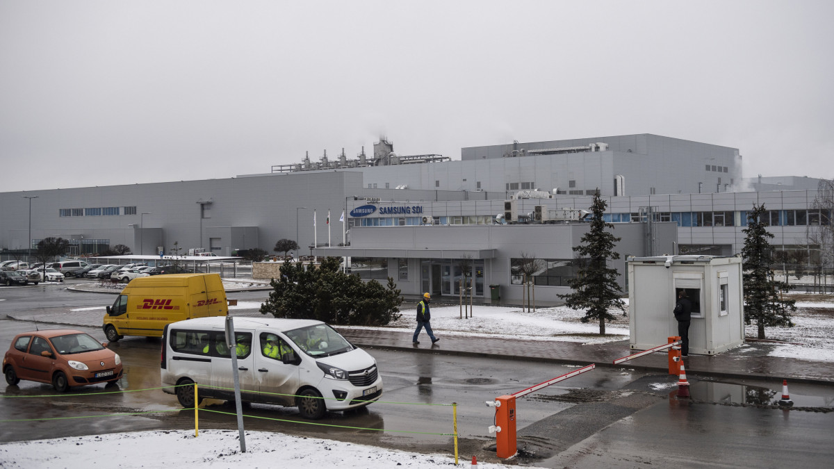 A gödi Samsung SDI gyár 2020. január 28-án. A gyár a koronavírus terjedése miatt munkába állás előtt karanténba helyezi és orvosi vizsgálat alá vonja Kínából érkező alkalmazottjait, bár a céget érintően semmilyen járványügyi intézkedés nincs. A karanténon kívül fokozott fertőtlenítést vezettek be a közös helyiségekben, és a folyékony szappan mellett alkoholos kézfertőtlenítőket is kihelyeztek. A vírus okozta járvány valószínűleg egy vuhani piacon indult tavaly decemberben. A ragály halottainak száma Kínában meghaladta a 100-at, a biztosan a kórtól fertőzött tüdőgyulladásos betegek száma pedig a 4500-at.