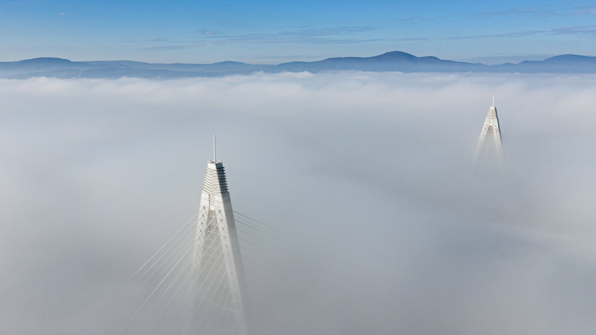 A Megyeri híd pilonjai a reggeli ködben 2020. november 18-án.