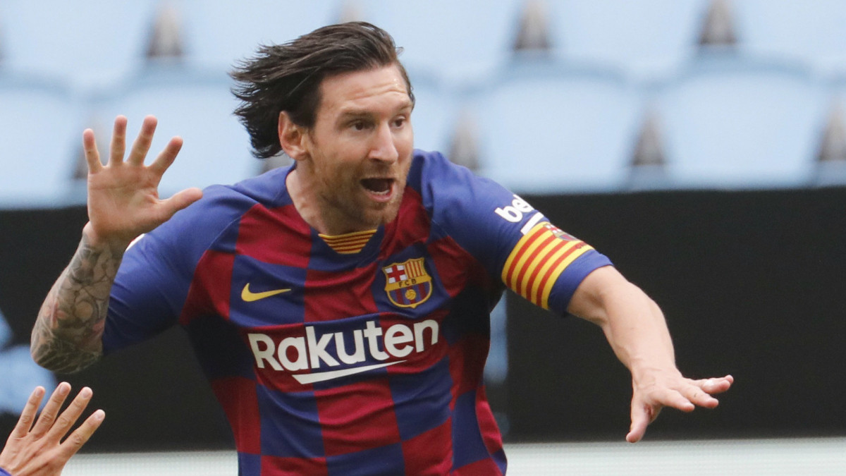 Lionel Messi (j) és Riqui Puig, az FC Barcelona játékosai, miután csapattársuk, Luis Suárez megszerezte a csapat első gólját a Celta Vigo ellen a spanyol első osztályú labdarúgó-bajnokság 2020. június 27-i mérkőzésén a vigói Balaidos Stadionban.