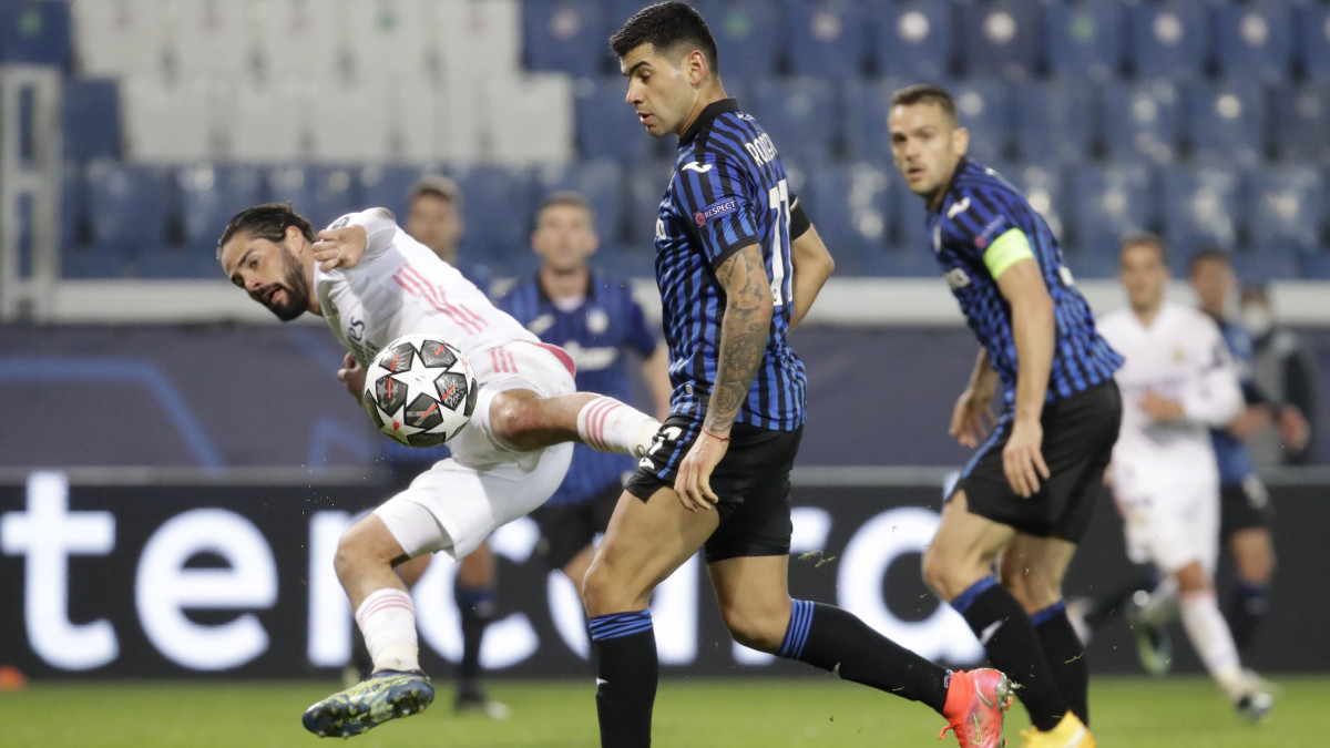 Cristian Romero, az Atalanta (k) és Isco, a Real Madrid játékosa (b) a labdarúgó Bajnokok Ligája nyolcaddöntőjében a bergamói Gewiss Stadionban 2021. február 24-én.