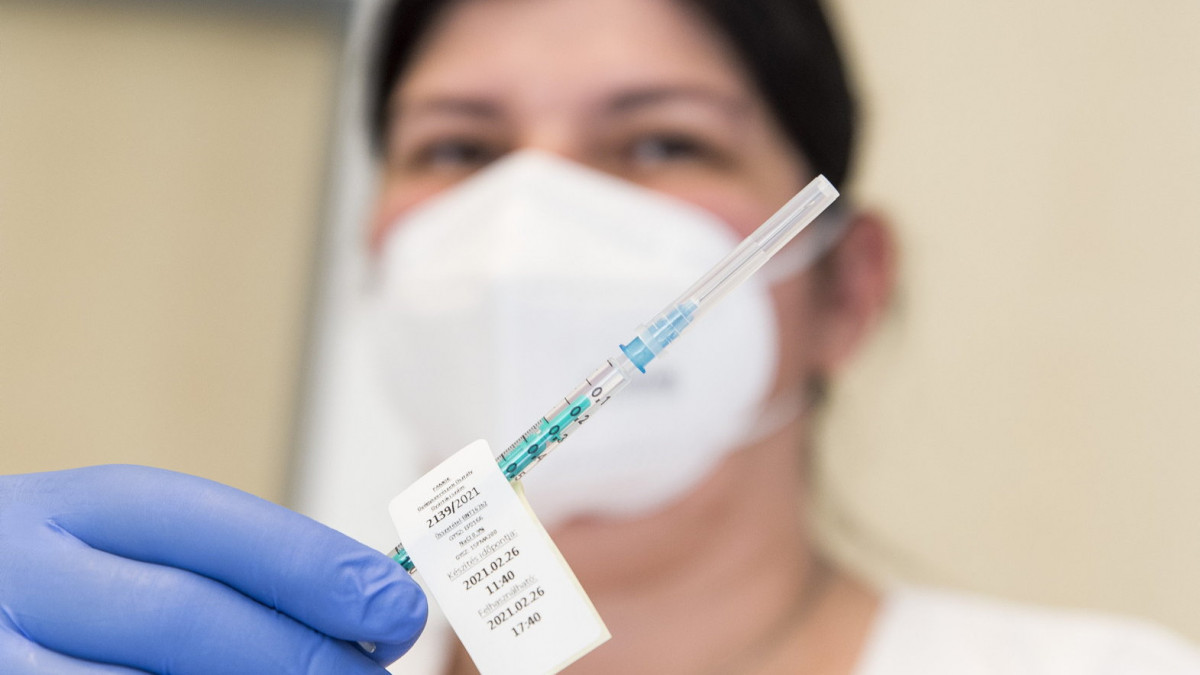 A Pfizer-BioNTech koronavírus elleni vakcina második adagja oltáshoz előkészítve a győri Petz Aladár Megyei Oktató Kórházban kialakított oltóponton 2021. február 26-án.