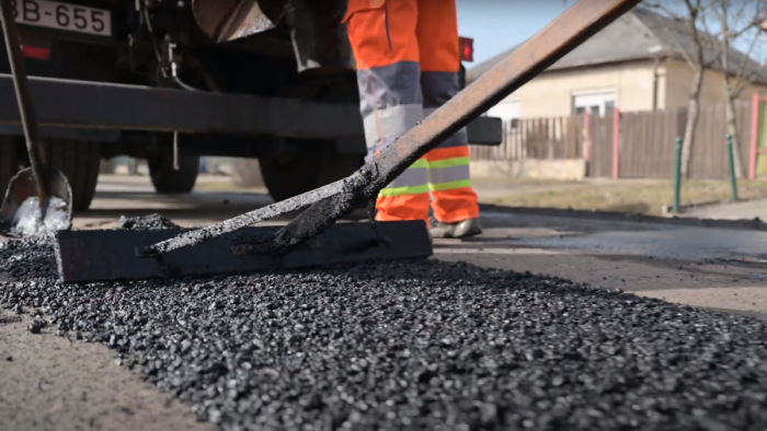 Rengeteg helyen eltűntek a kátyúk – videó