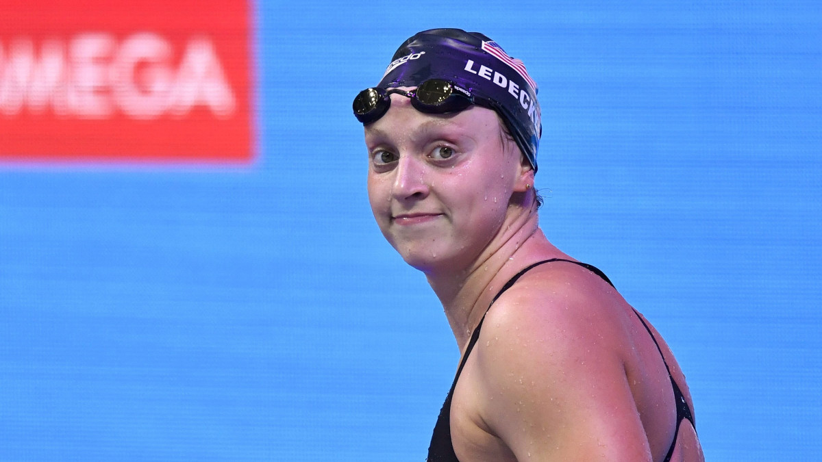 A győztes amerikai Katie Ledecky a női 800 méteres gyorsúszás döntője után a 17. vizes világbajnokságon a Duna Arénában 2017. július 29-én.