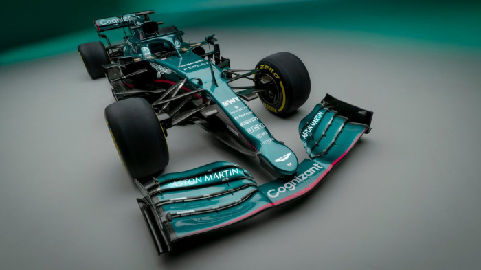 Itt az autó, amivel Sebastian Vettel igyekezhet borsot törni a versenytársak orra alá - videók